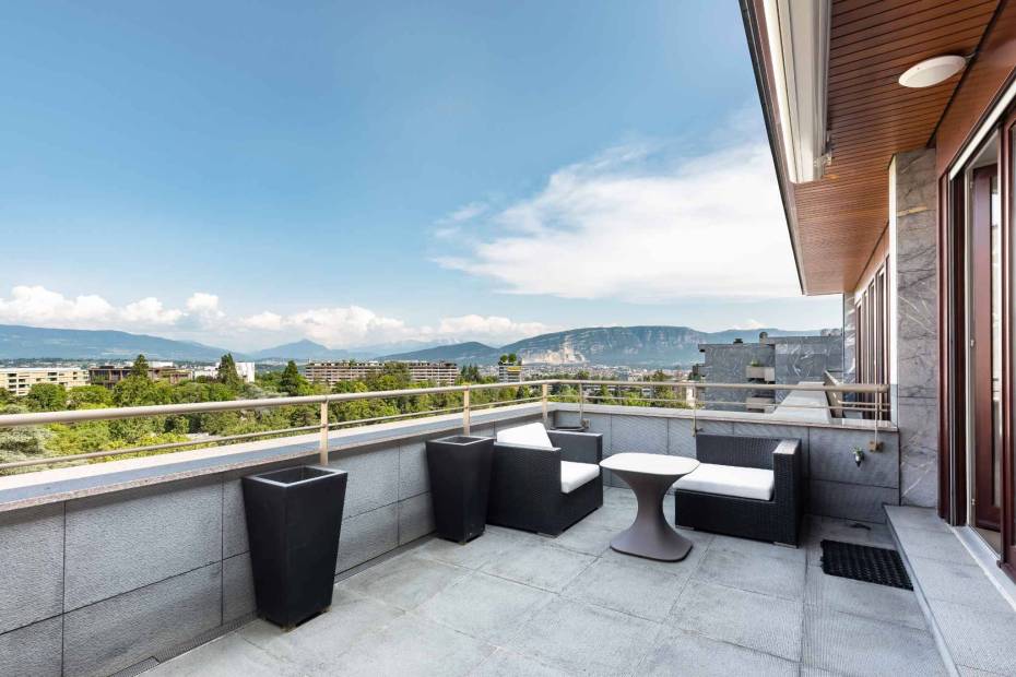 221 sqm penthouse apartment with view of Salève and Mont-Blanc