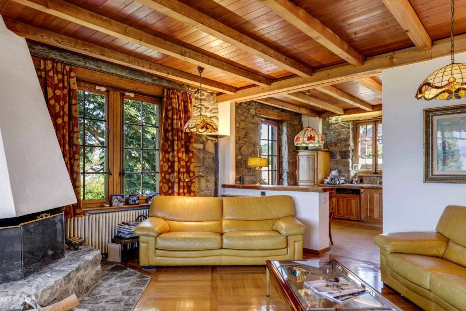 UNIQUE ! Spacieux chalet au bénéfice de matériaux de qualité supérieure avec second chalet indépendant. à vendre à St-Légier