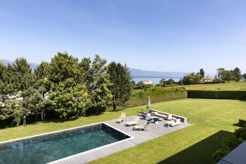 Villa contemporaine à Cologny avec vue sur le lac et le Jura