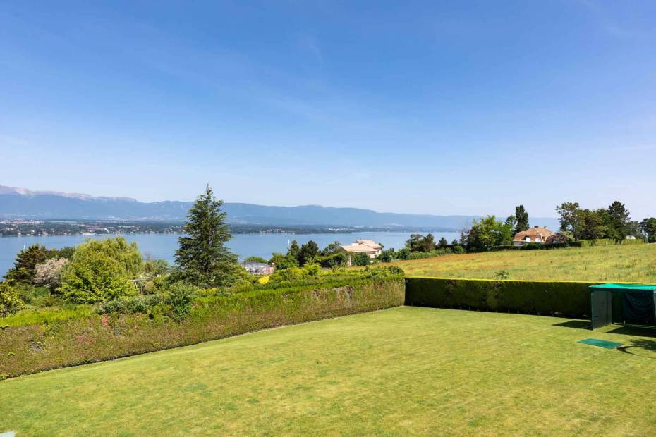 Villa contemporaine à Cologny avec vue sur le lac et le Jura