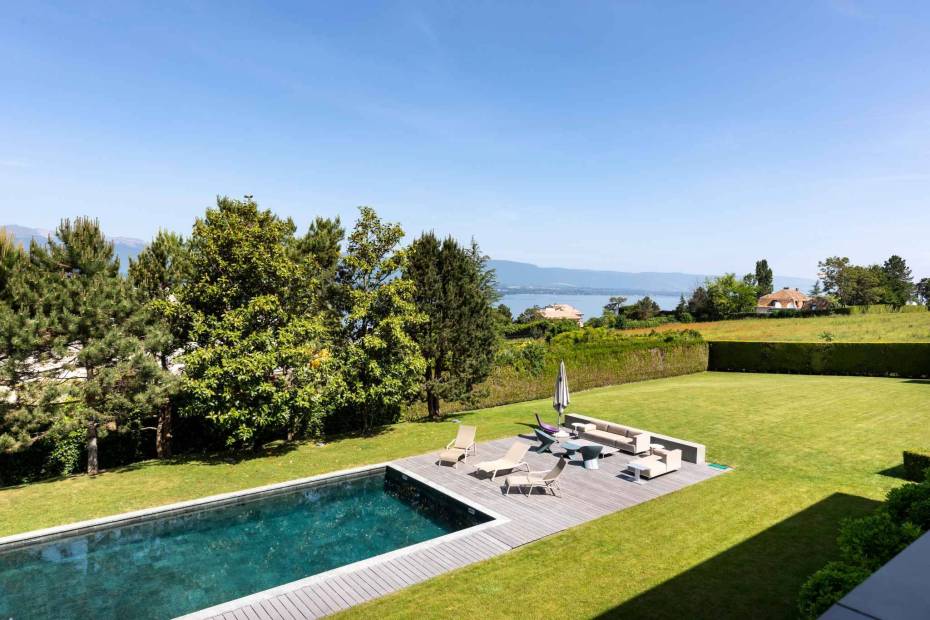 Villa contemporaine à Cologny avec vue sur le lac et le Jura