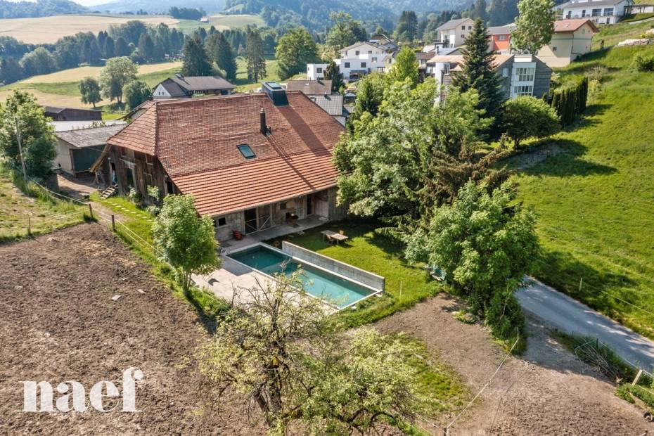 Magnifique ferme équestre rénovée avec 2 écuries, jardin et piscine à vendre à Bonnefontaine