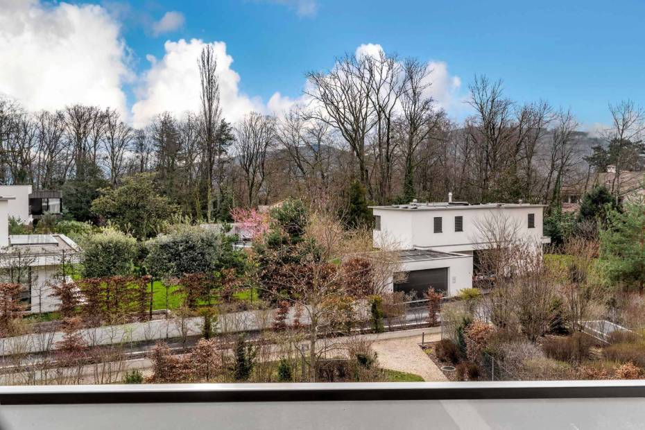 Elégant appartement de 240 m² dans une résidence sécurisée.