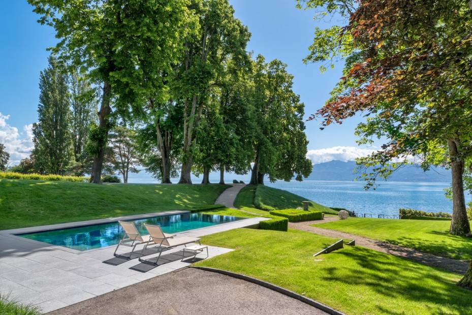 Sublime propriété de maître pieds dans l’eau avec plage privée et garage à bateaux