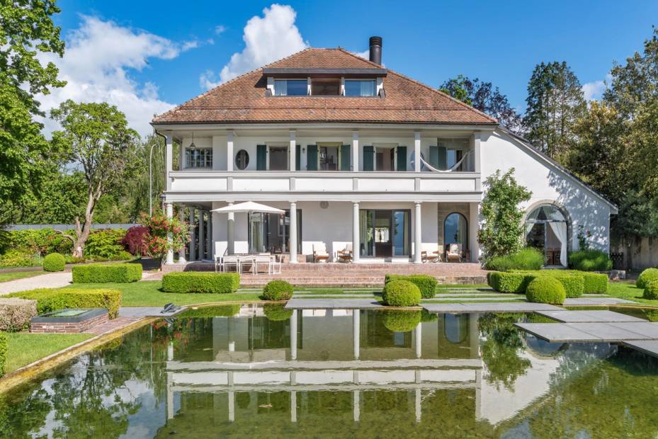 Sublime propriété de maître pieds dans l’eau avec plage privée et garage à bateaux