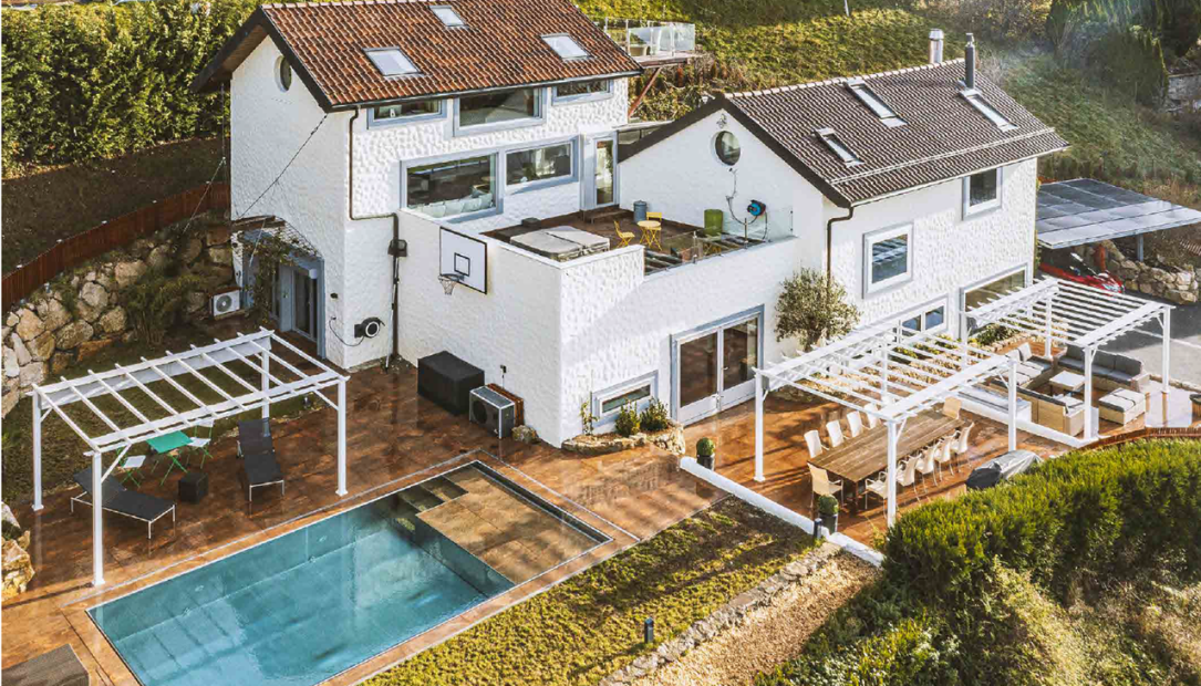 Maison moderne du 18ème siècle, restaurée, avec vue sur le lac à Grandvaux