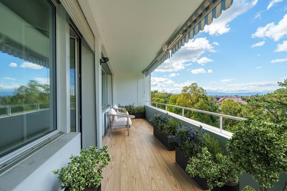 Superb apartment with balcony and lush green views in the heart of Champel.