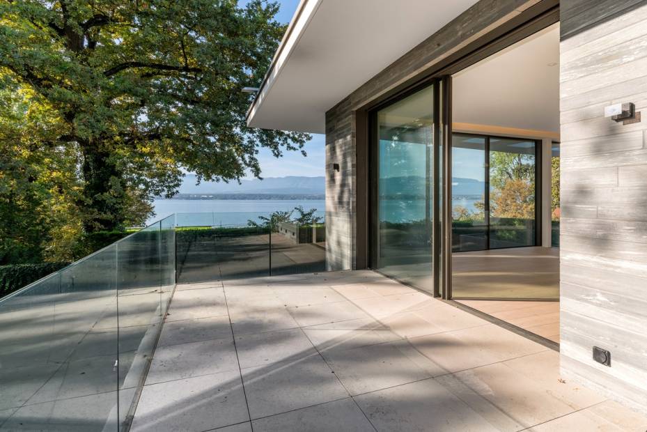 Villa contemporaine avec vue lac et accès privé lac.